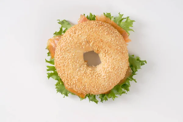 Sanduíche de bagel com salmão — Fotografia de Stock