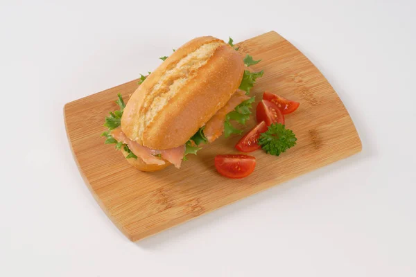 Sanduíche com salmão fumado — Fotografia de Stock