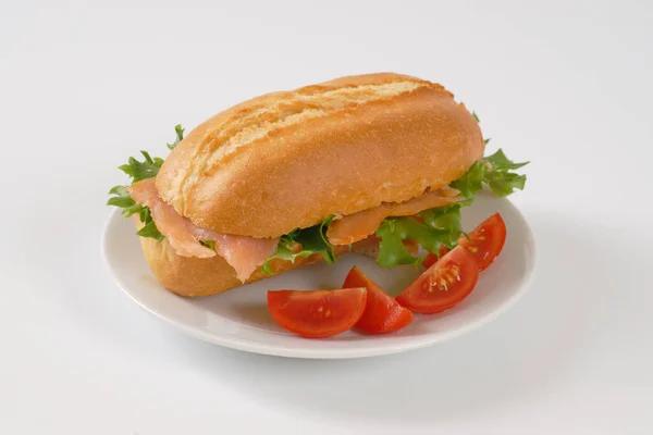 Sandwich mit Räucherlachs — Stockfoto