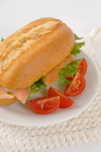 Sandwich mit Räucherlachs — Stockfoto