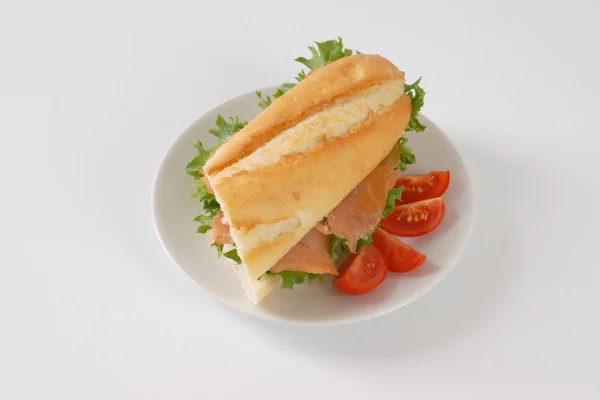 Sándwich con salmón ahumado — Foto de Stock
