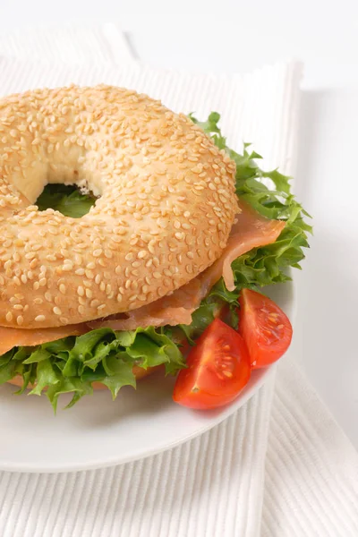 Sanduíche de bagel com salmão — Fotografia de Stock