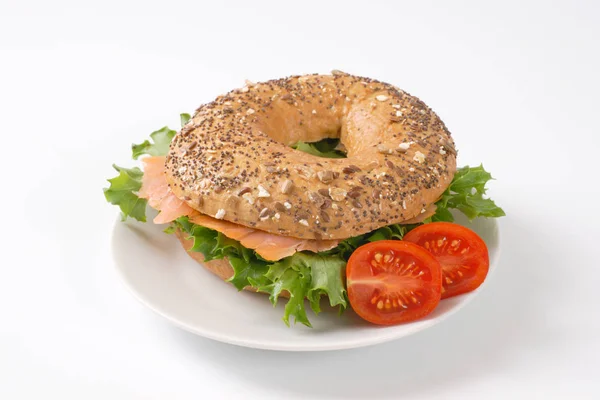 Sanduíche de bagel com salmão — Fotografia de Stock