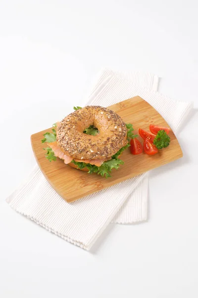 Sanduíche de bagel com salmão — Fotografia de Stock