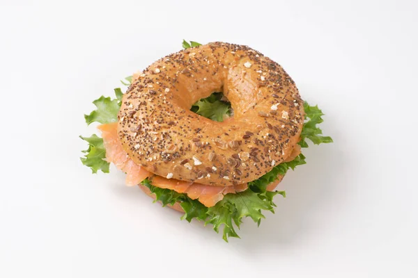 Bagel sandwich met zalm — Stockfoto