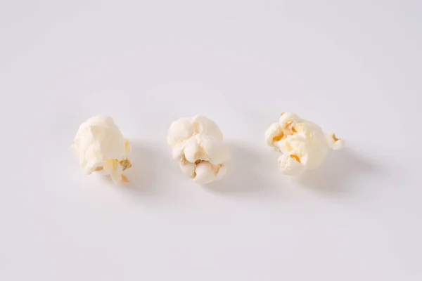 Tres piezas de palomitas de maíz — Foto de Stock