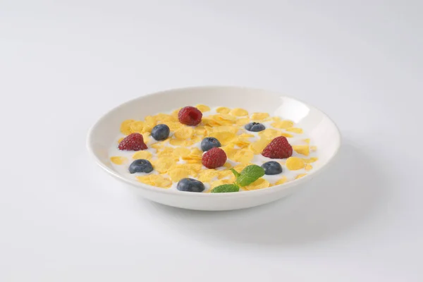 Flocos de milho com leite e frutas — Fotografia de Stock