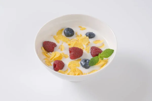 Cornflakes mit Milch und Früchten — Stockfoto