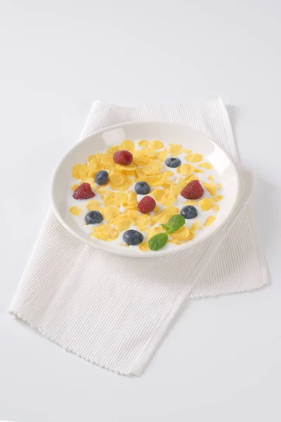 Cornflakes med mjölk och frukt — Stockfoto