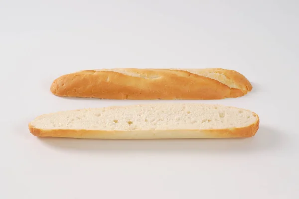 Baguette française coupée en deux — Photo