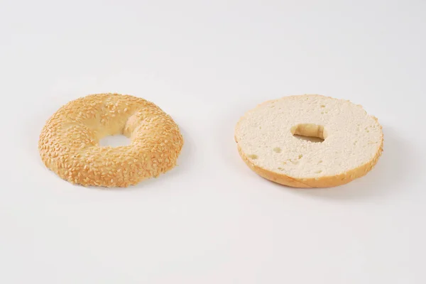 Halved sesame bagel — Stock Photo, Image