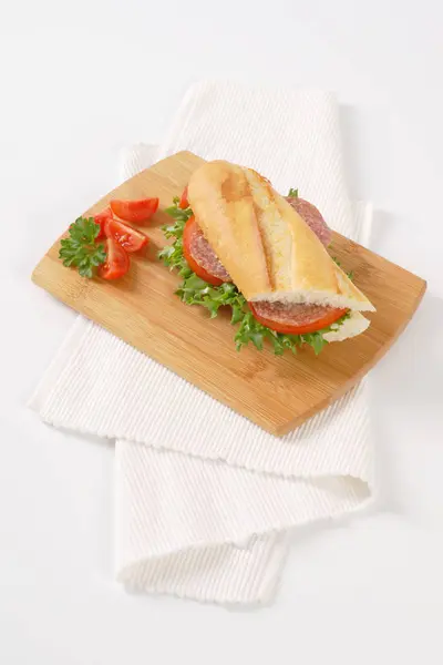 Свіжий бутерброд з салямі — стокове фото