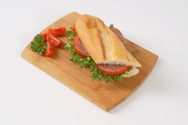 Frisches Sandwich mit Salami — Stockfoto