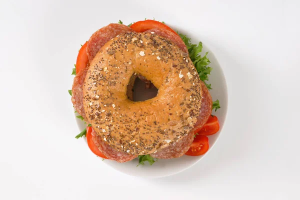 Sanduíche de bagel com salame — Fotografia de Stock