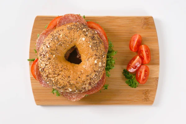 Sanduíche de bagel com salame — Fotografia de Stock