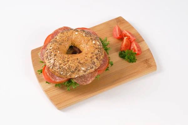 Simit sandviç salam ile — Stok fotoğraf