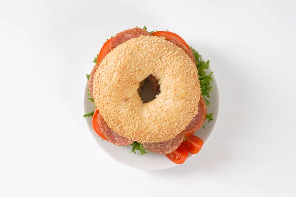 Sanduíche de bagel com salame — Fotografia de Stock