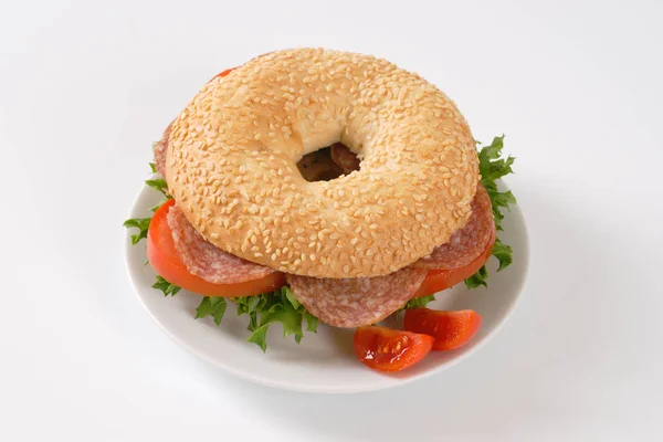 Бутерброд з багелем з салямі — стокове фото