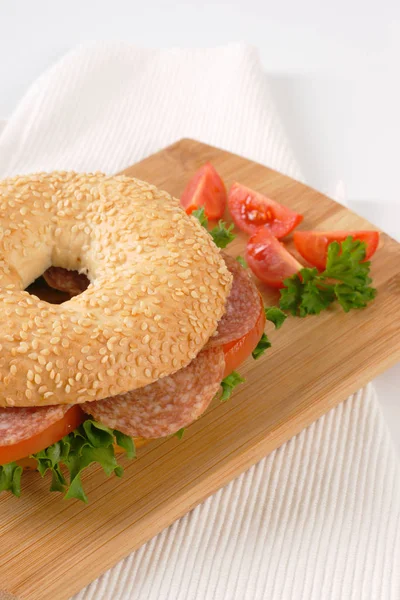 Sandwich de bagel con salami — Foto de Stock