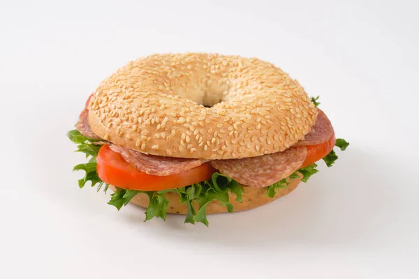 Bagel sandwich met salami — Stockfoto