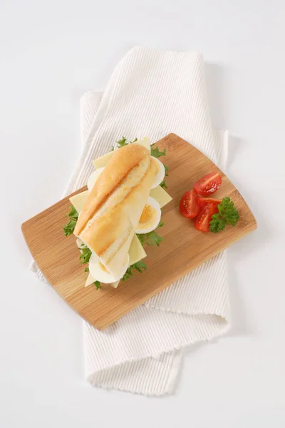 Sanduíche com ovos e queijo — Fotografia de Stock