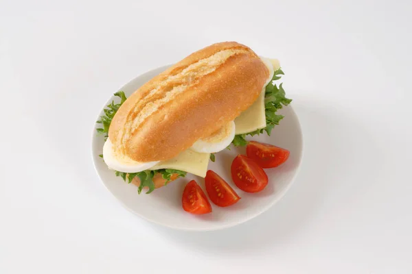 Panino con uova e formaggio — Foto Stock