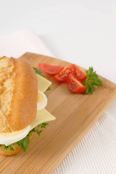 Sanduíche com ovos e queijo — Fotografia de Stock