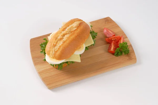 Sanduíche com ovos e queijo — Fotografia de Stock