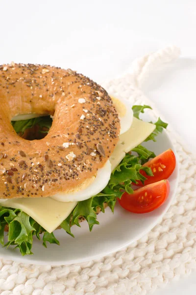 Bagel szendvics, tojás és a sajt — Stock Fotó