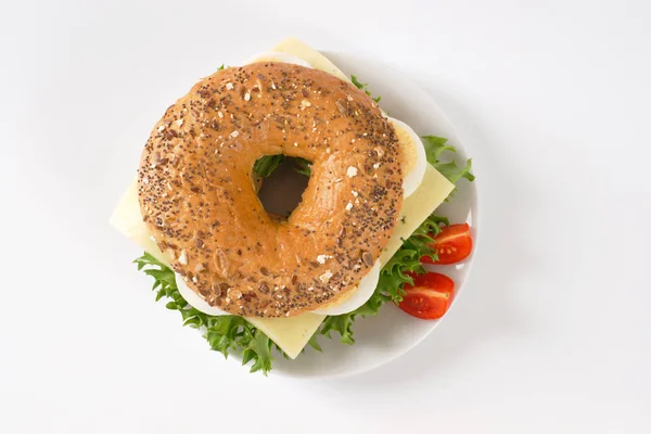 Sanduíche de bagel com ovos e queijo — Fotografia de Stock