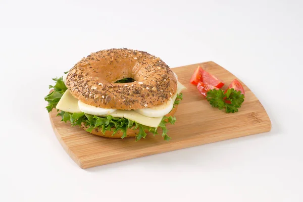 Sandwich bagel aux œufs et fromage — Photo