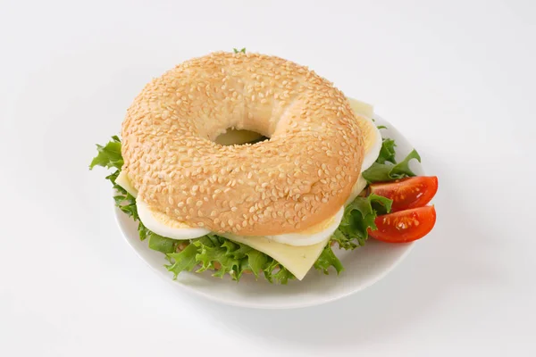 Ei en kaas bagel sandwich — Stockfoto