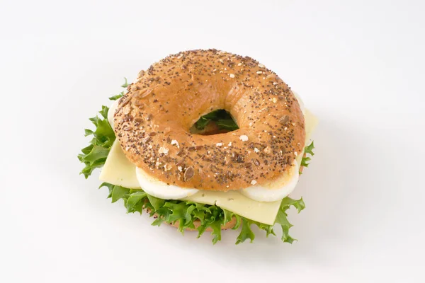 Sanduíche de bagel com ovos e queijo — Fotografia de Stock