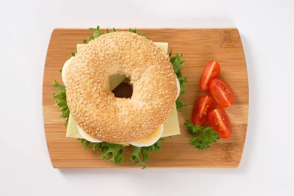 Sandwich bagel aux œufs et fromage — Photo