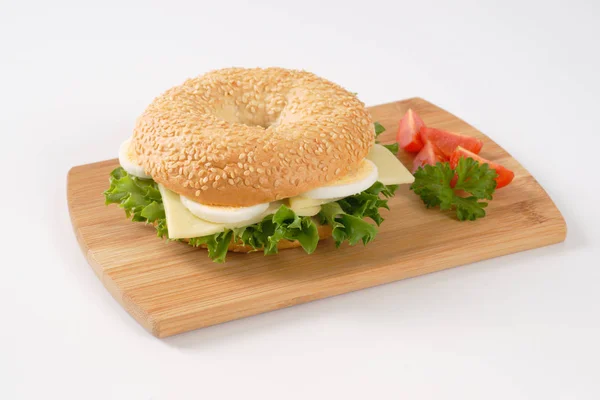 Sanduíche de bagel de ovo e queijo — Fotografia de Stock