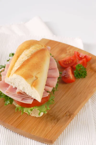 Panino fresco con prosciutto — Foto Stock