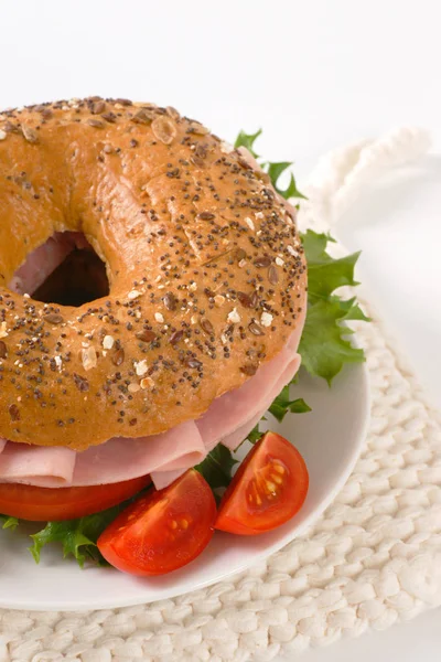 Sanduíche de bagel com presunto — Fotografia de Stock