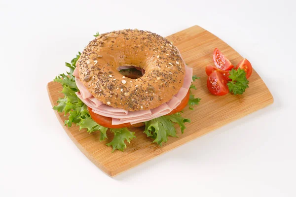 Sanduíche de bagel com presunto — Fotografia de Stock