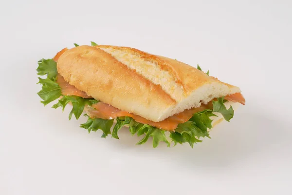 Sandwich mit Räucherlachs — Stockfoto