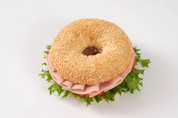 Jambon sandviçle simit — Stok fotoğraf