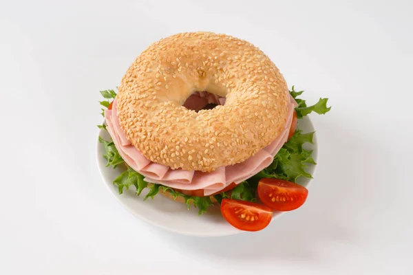 Sanduíche de bagel com presunto — Fotografia de Stock
