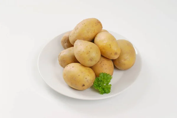 Ruwe ongeschilde aardappelen — Stockfoto