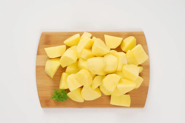 Surowe ziemniaki pokrojone w kostkę — Zdjęcie stockowe
