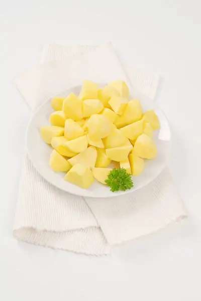 Tärnad rå potatis — Stockfoto