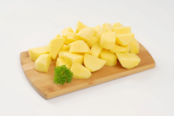 Patatas crudas cortadas en cubitos — Foto de Stock
