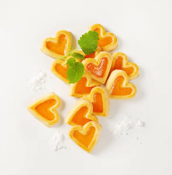 Herzförmige Kekse mit Marmelade — Stockfoto