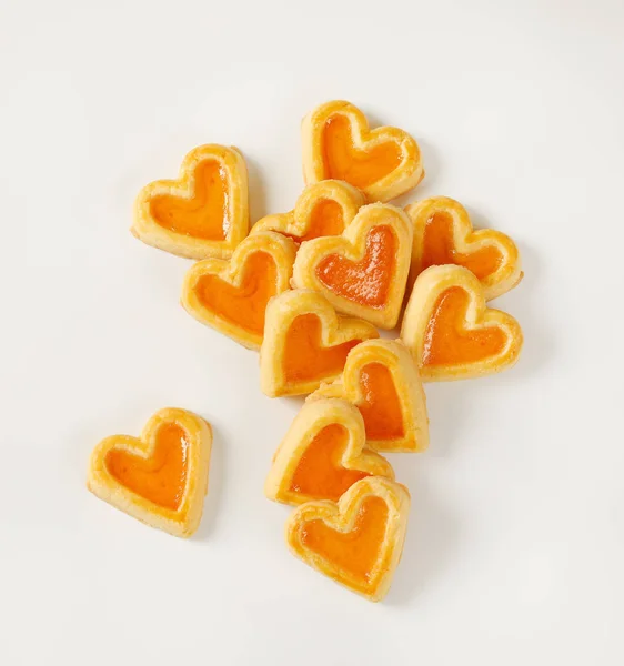Herzförmige Kekse mit Marmelade — Stockfoto