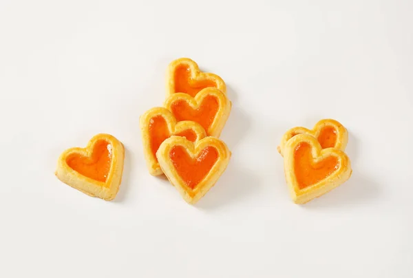 Galletas en forma de corazón con mermelada — Foto de Stock