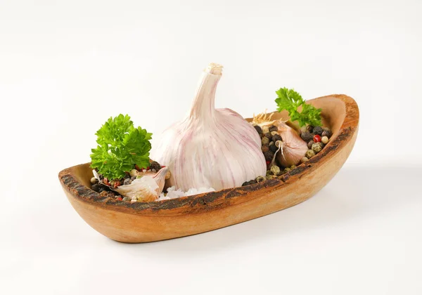 Fresh garlic with spices — Stock Photo, Image