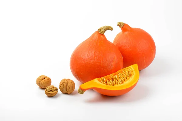 与核桃的橙色南瓜 — 图库照片